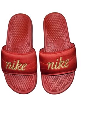 Women's Nike Benassi JDI TXT SE Red Slides Gold Logo Detail Size 5